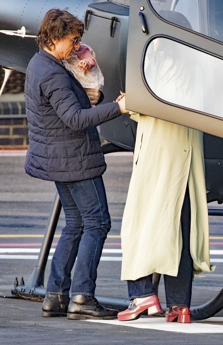 Photo © 2025 Backgrid UK/The Grosby Group

PREMIUM EXCLUSIVE
London, United Kingdom. March 9, 2025.

The All Action American Hero Tom Cruise shows off his softer side as he arrives back with a few special guests at London Battersea Heliport after spending the afternoon at the Longcross Studios for filming. 
Arriving with the actress Hayley Atwell and her partner Ned  Kelly along with the American Film Director Christopher McQuarrie, the Mission Impossible star seemed 'broody' holding a baby in his arms in a sweet moment but upon arrival we see the baby on Hayley's lap, bit strange as babies would need to be securely fastened in an appropriate child seat or harness on helicopters or airline travel.
****
El héroe estadounidense de acción Tom Cruise muestra su lado más tierno cuando regresa con algunos invitados especiales al helipuerto de Battersea en Londres después de pasar la tarde en los estudios Longcross para filmar.
Al llegar con la actriz Hayley Atwell y su pareja Ned Kelly junto con el director de cine estadounidense Christopher McQuarrie, la estrella de Misión Imposible parecía "melancólico" sosteniendo a un bebé en sus brazos en un momento dulce, pero al llegar vemos al bebé en el regazo de Hayley, un poco extraño ya que los bebés deben estar sujetos de forma segura en un asiento para niños o arnés apropiado en helicópteros o viajes en avión.