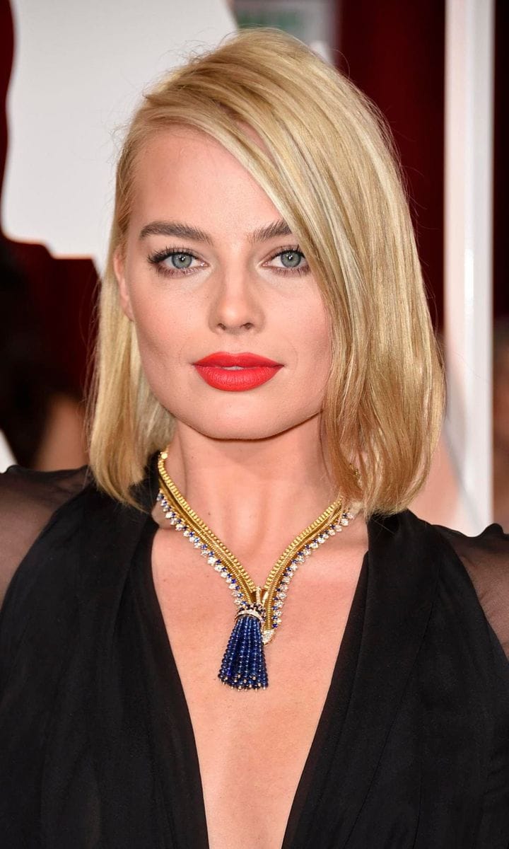 Margot Robbie with a vintage diamond and sapphire necklace at the 2015 Oscars