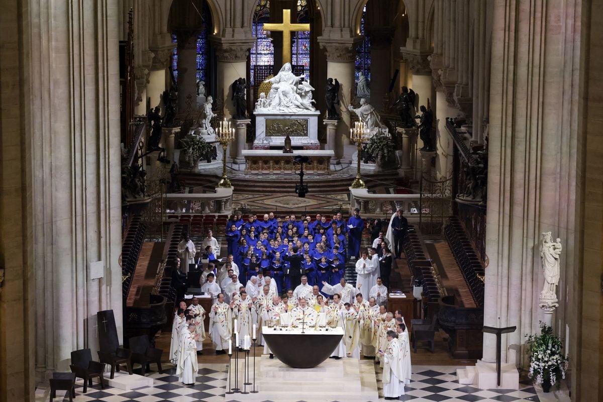 Priest Olivier Ribadeau Dumas (C) celebrates a second mass, open to the public, at the Notre-Dame de Paris cathedral on the day of its re-opening, in Paris on December 8, 2024. Newly restored Notre Dame cathedral held its first mass in the morning, with Christians celebrating the return of the French capital's most famous place of worship after a historic re-opening ceremony. 2,500 people who secured free tickets this week are expected to attend the mass. The cathedral will open fully to visitors on December 16, 2024 via an online reservation system. (Photo by Ludovic MARIN / AFP) / RESTRICTED TO EDITORIAL USE - MANDATORY MENTION OF THE ARTIST UPON PUBLICATION - TO ILLUSTRATE THE EVENT AS SPECIFIED IN THE CAPTION (Photo by LUDOVIC MARIN/AFP via Getty Images)