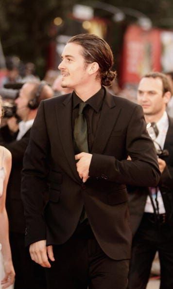 <a href="https://us.hellomagazine.com/tags/1/orlando-bloom/"><strong>Orlando Bloom</strong></a> pulled his curly locks into a small bun as he walked the carpet at the 2005 premiere of <i>Elizabethtown</i> in Venice.
<br>
Photo: Getty Images