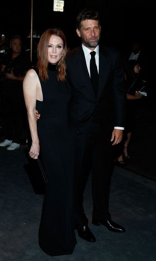 Julianne Moore, who starred in Tom Ford's directorial debut <I>The Single Man</I> which premiered at the Venice Film Festival, brought husband Bart Freundlich to the designer's runway show.
Photo: Getty Images