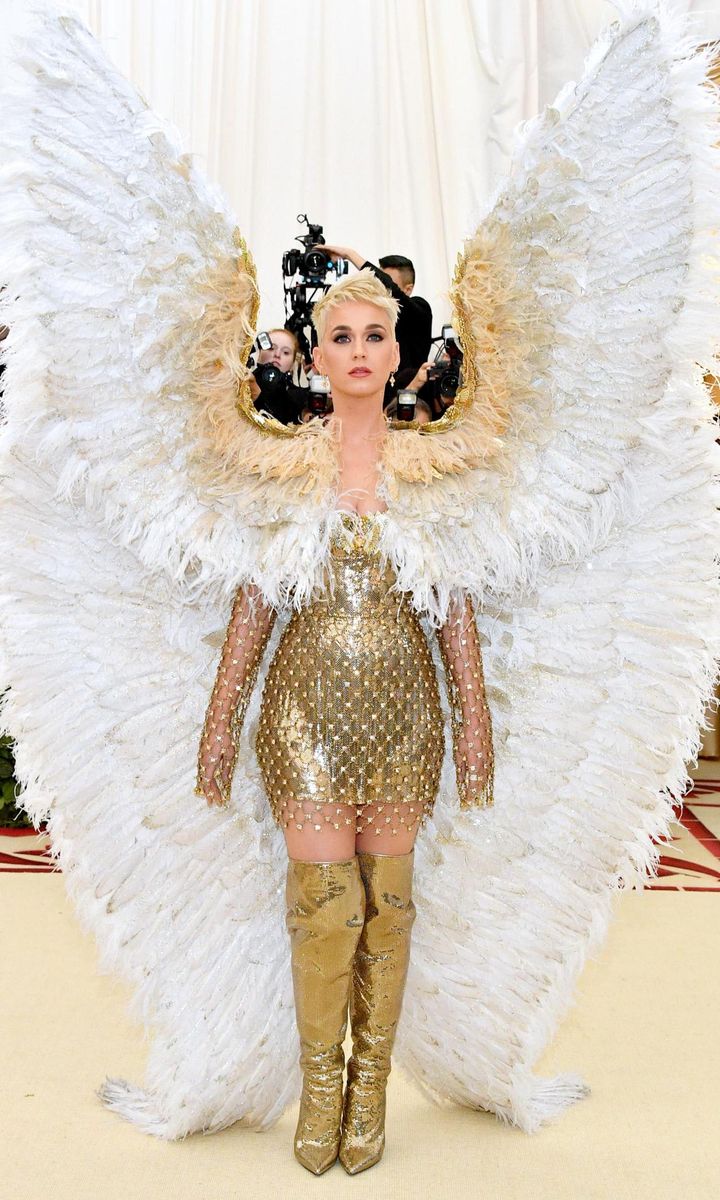 Katy Perry con vestido de angel de Versace en la Met Gala 2018