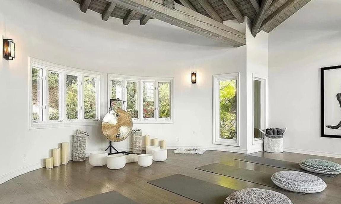 vSelena Gomez buys Tom Petty mansion