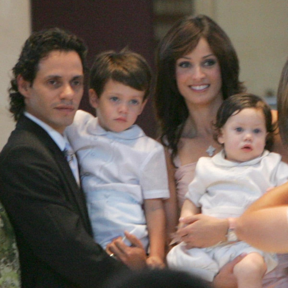 Marc Anthony y Dayanara Torres con sus hijos