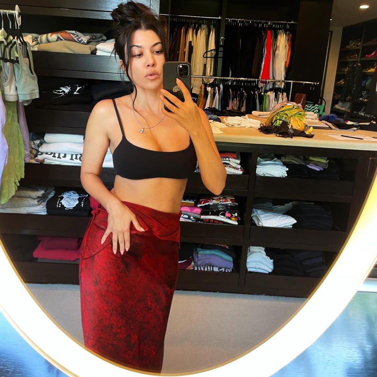 Kourtney Kardashian posts IG pics in her closet