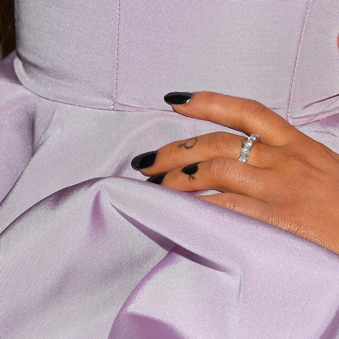 Ariana Grande total black nails