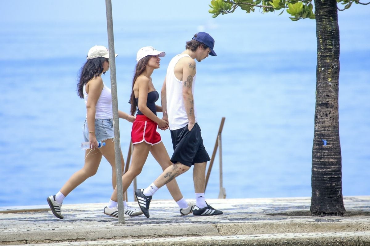 Cruz Beckham, Jackie Apostel y un amigo en Ipanema