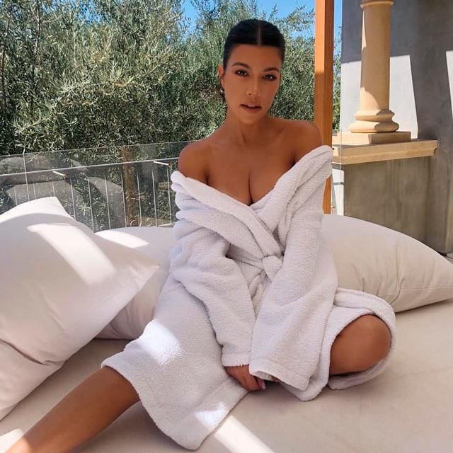 Kourtney Kardashian en bata de bano