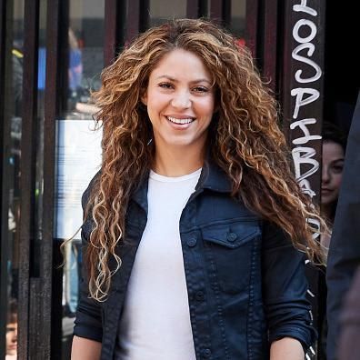 Shakira with a ponytail