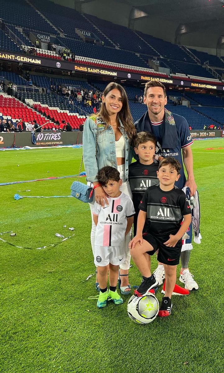 Lionel Messi y Antonela Roccuzzo con sus hijos