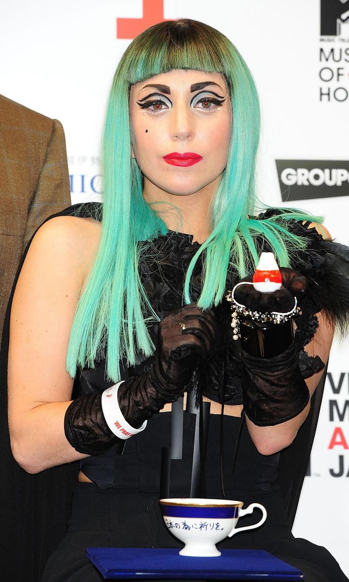 Lady Gaga con maquillaje recargado y cabello verde