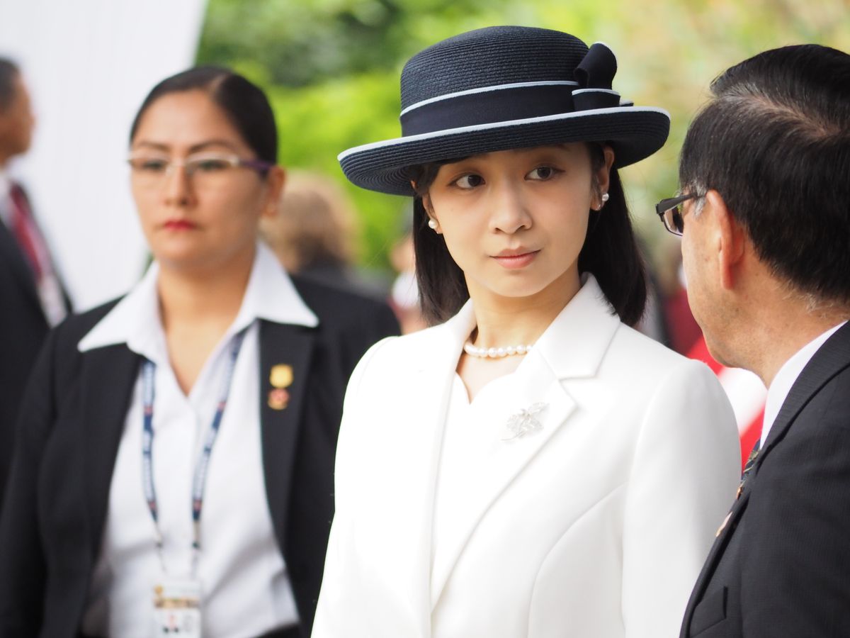 Su Alteza Imperial la Princesa Kako de Akishino de Japón visitando el monumento conmemorativo del Centenario de la Inmigración Japonesa al Perú. La princesa visita Perú para conmemorar 150 años de relaciones diplomáticas bilaterales.