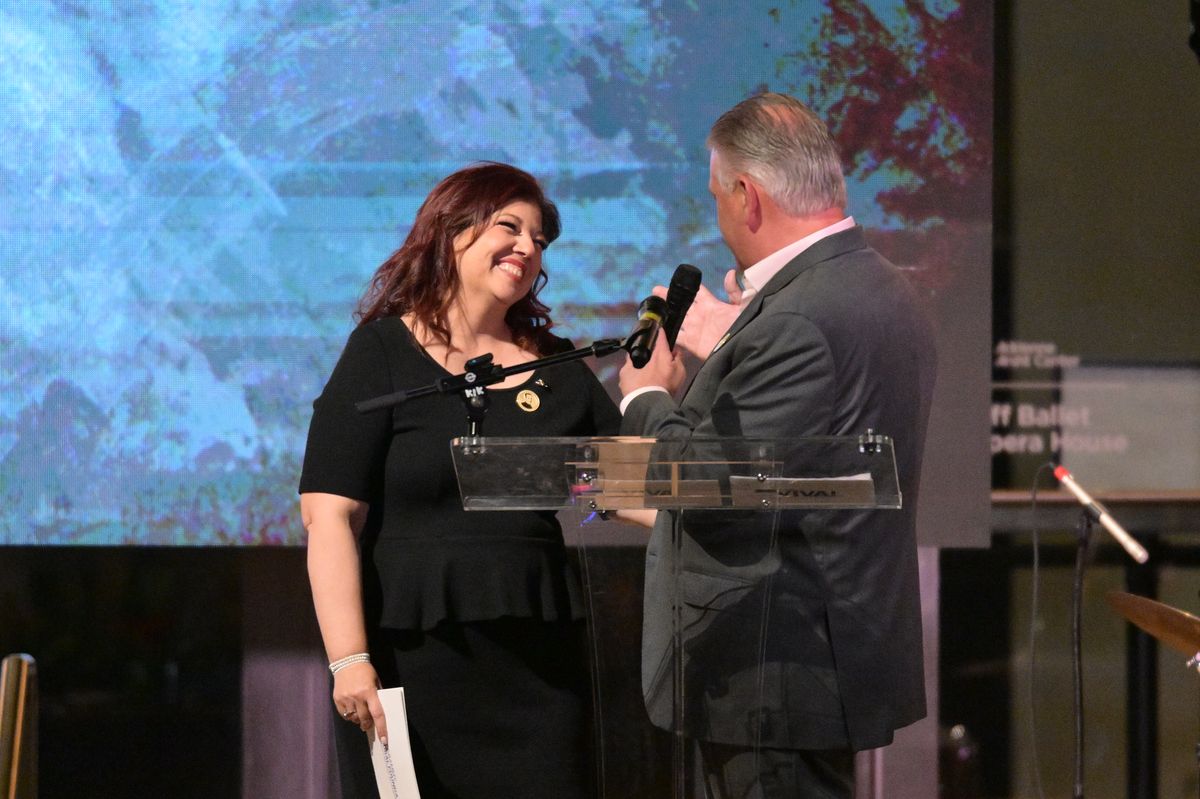 Nelson Albareda presenting Rocky Esguizia with the Inca Garcilaso Medal