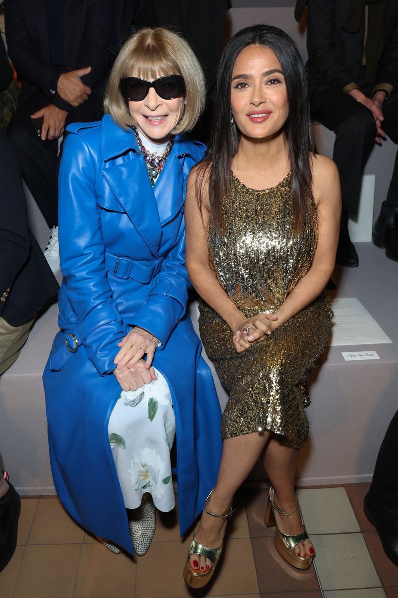  Dame Anna Wintour and Salma Hayek attend the McQueen Spring/Summer 2025 show during Paris Fashion Week on September 28, 2024 in Paris, France. (Photo by Dave Benett/Getty Images for Alexander McQueen)