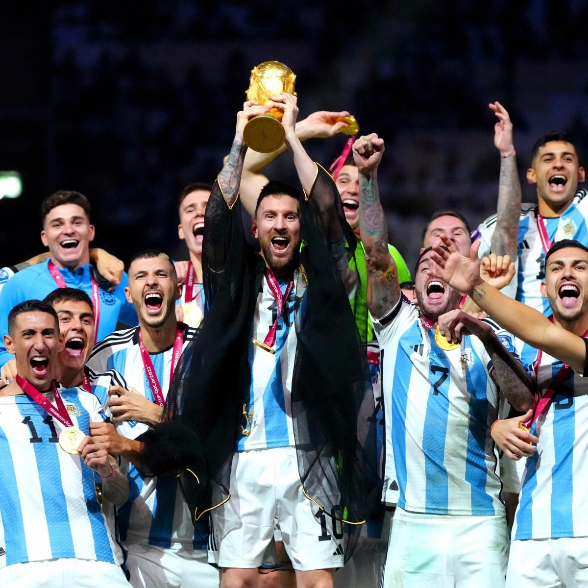 Messi celebra con la seleccion de Argentina el triunfo en Catar