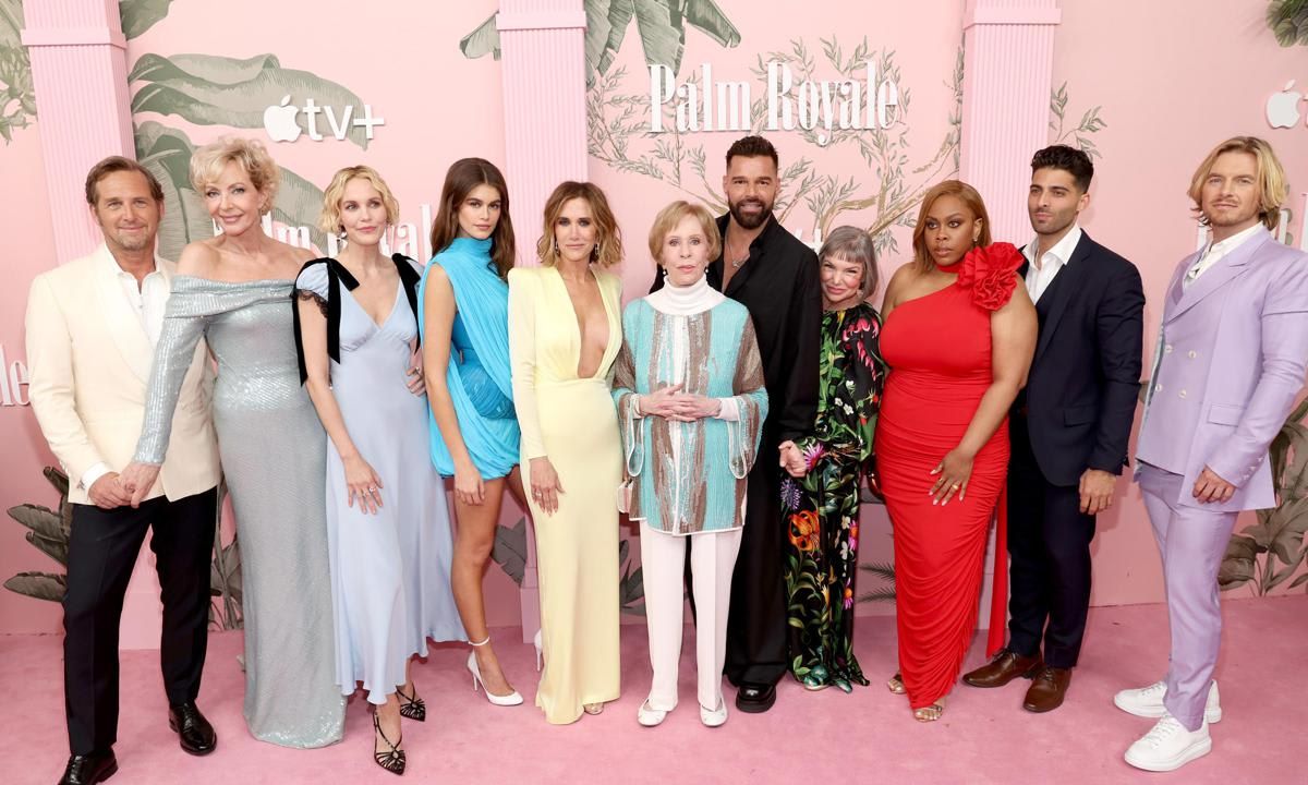 Ricky Martin con el elenco de 'Palm Royale'