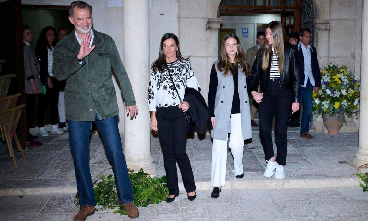 The royal family attended the representation of The Passion in Chinchon, Spain