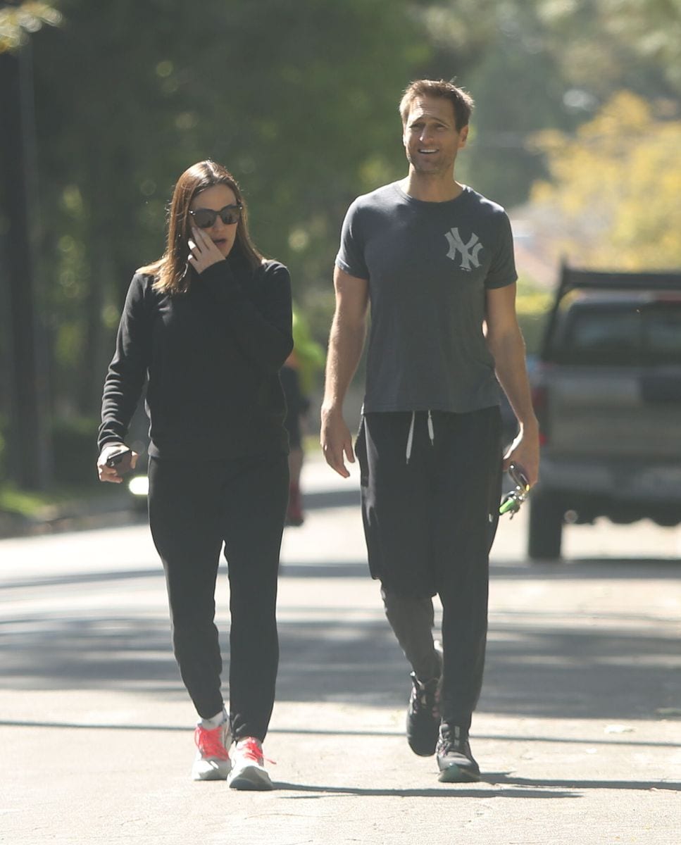  Look away Ben ! Jennifer Garner romantic walk hand in hand with her boyfriend John Miller in Santa Monica