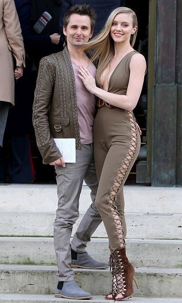 Matthew Bellamy and Elle Evans arrived and stayed close during the Balmain fashion show.
<br>
Photo: Getty Images