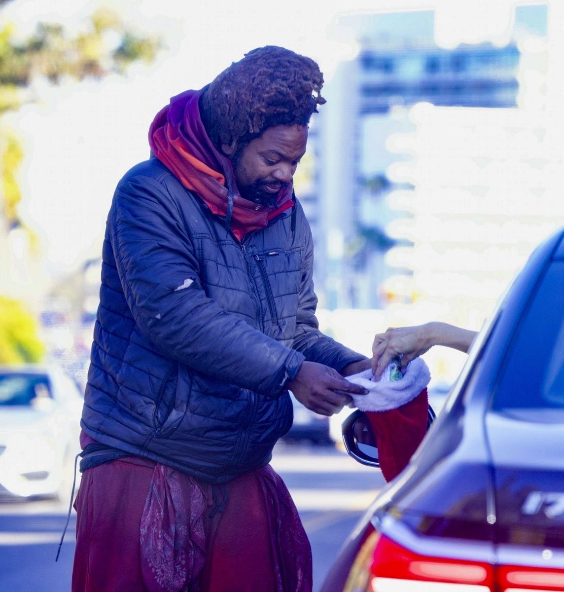 The man, wearing a Santa hat, caught her attention as she was making her way through town. In a generous gesture, Jennifer stopped to brighten his day by handing him what appeared to be a pre-packaged bundle of snacks and treats that she had with her. 

Jennifer Garner es conocida como una de las estrellas más amables de Hollywood, y recientemente mantuvo esa reputación cuando fue abordada por un hombre sin hogar mientras conducía en Beverly Hills. El hombre, con un sombrero de Santa Claus, llamó su atención mientras ella transitaba por la ciudad. En un gesto generoso, Jennifer se detuvo para alegrarle el día al entregarle lo que parecía ser un paquete de bocadillos y golosinas que llevaba consigo. Más tarde, visitó un hotel cercano, vestida con un suéter bordado, jeans y un par de zapatillas cómodas.