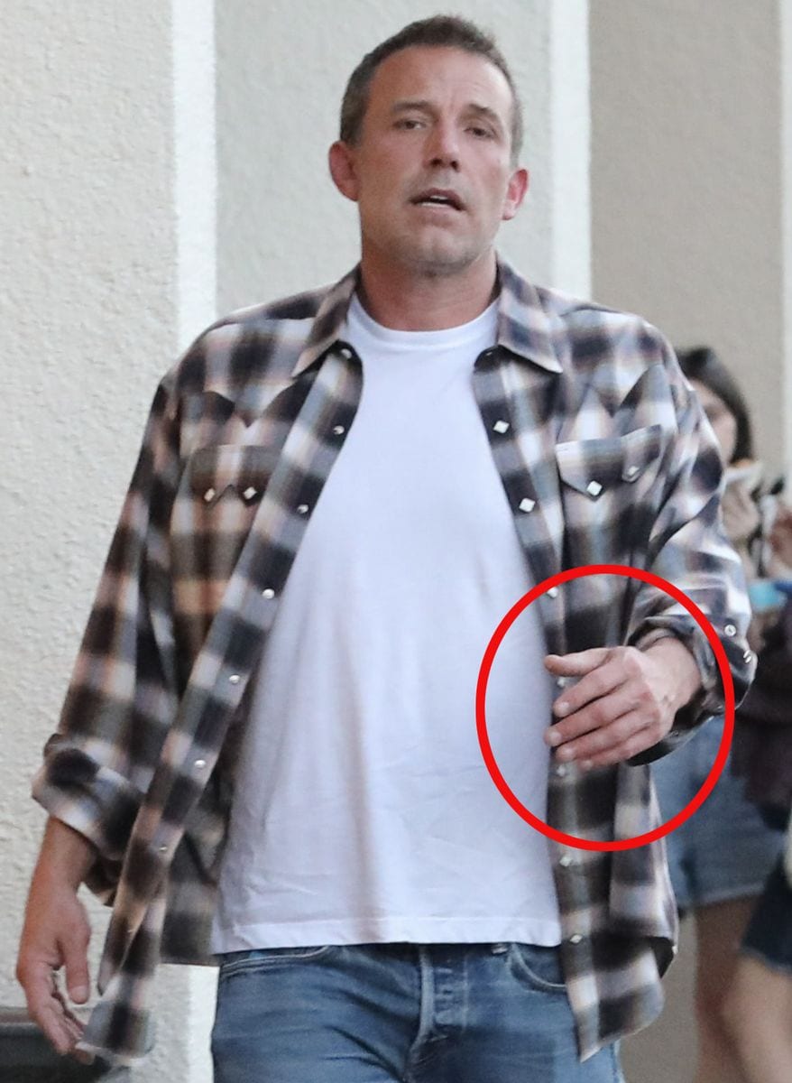 
Ben Affleck enjoys lunch with his daughter Violet in Los Angeles.Ben's wedding ring was conspicuously absent