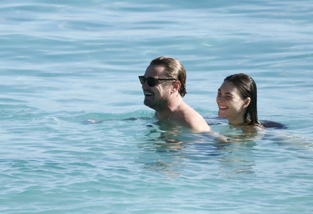 DiCaprio and Ceretti on the beach