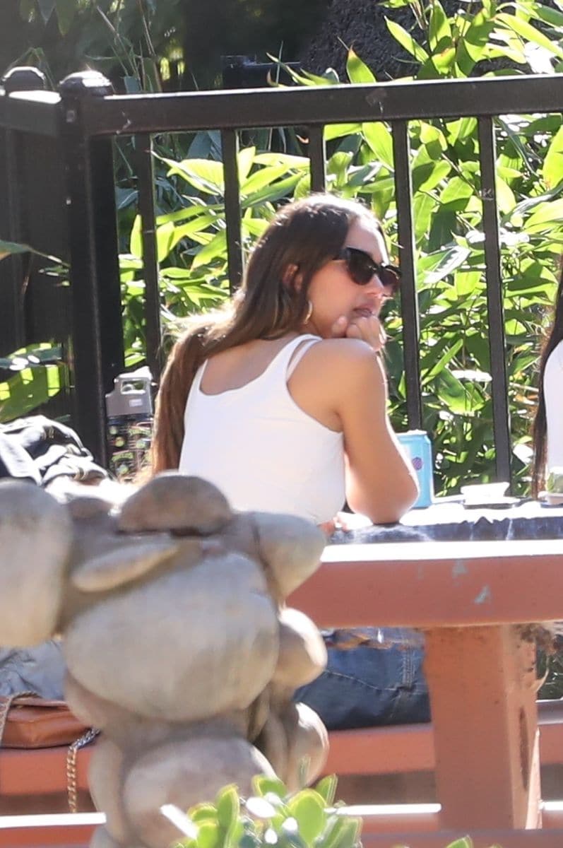 Jessica Alba having lunch with her son and a friend. 