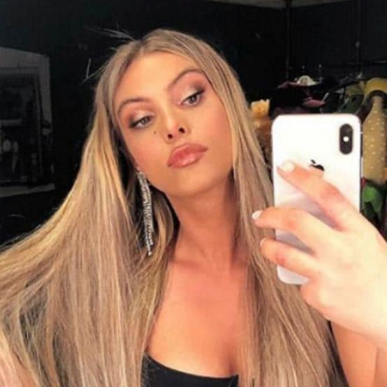 Lele Pons con cabello suelto liso y cutis sin brillo, haciendo selfie