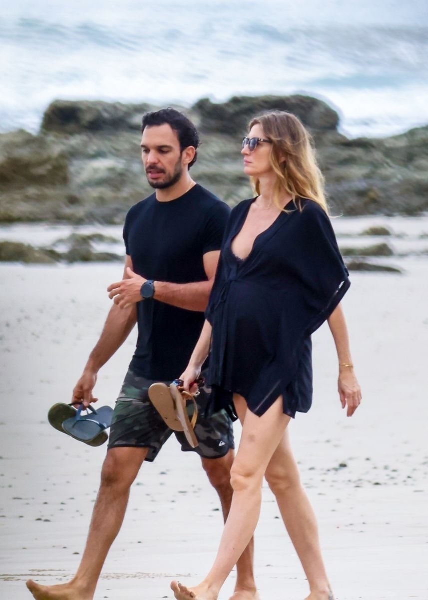 Gisele Bündchen and Joaquim Valente enjoyed a serene walk along the shore. 