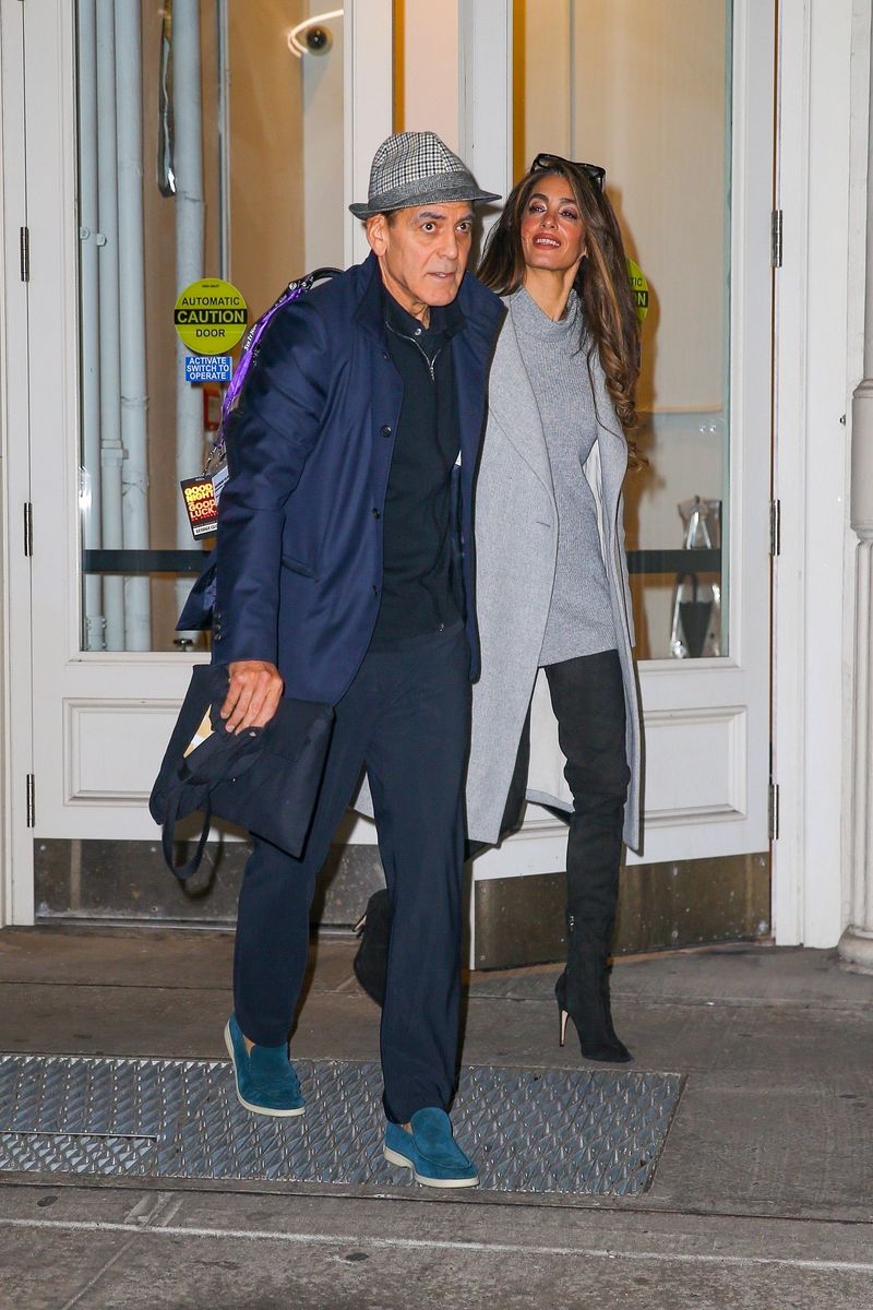 Photo © 2025 Backgrid/The Grosby Group 

*EXCLUSIVE* 
New York, February 28, 2025. 
George Clooney and wife Amal Clooney hold hands as they head out together in New York.  
*** 
George Clooney y su esposa Amal Clooney se toman de la mano mientras salen juntos a Nueva York.