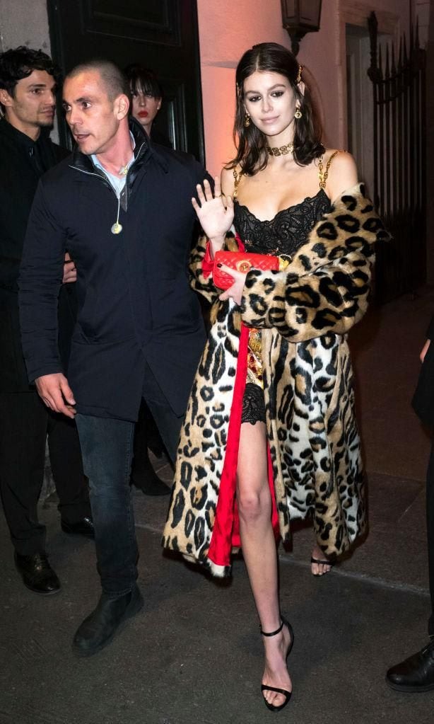 Kaia Gerber luce vestido lencero de Versace