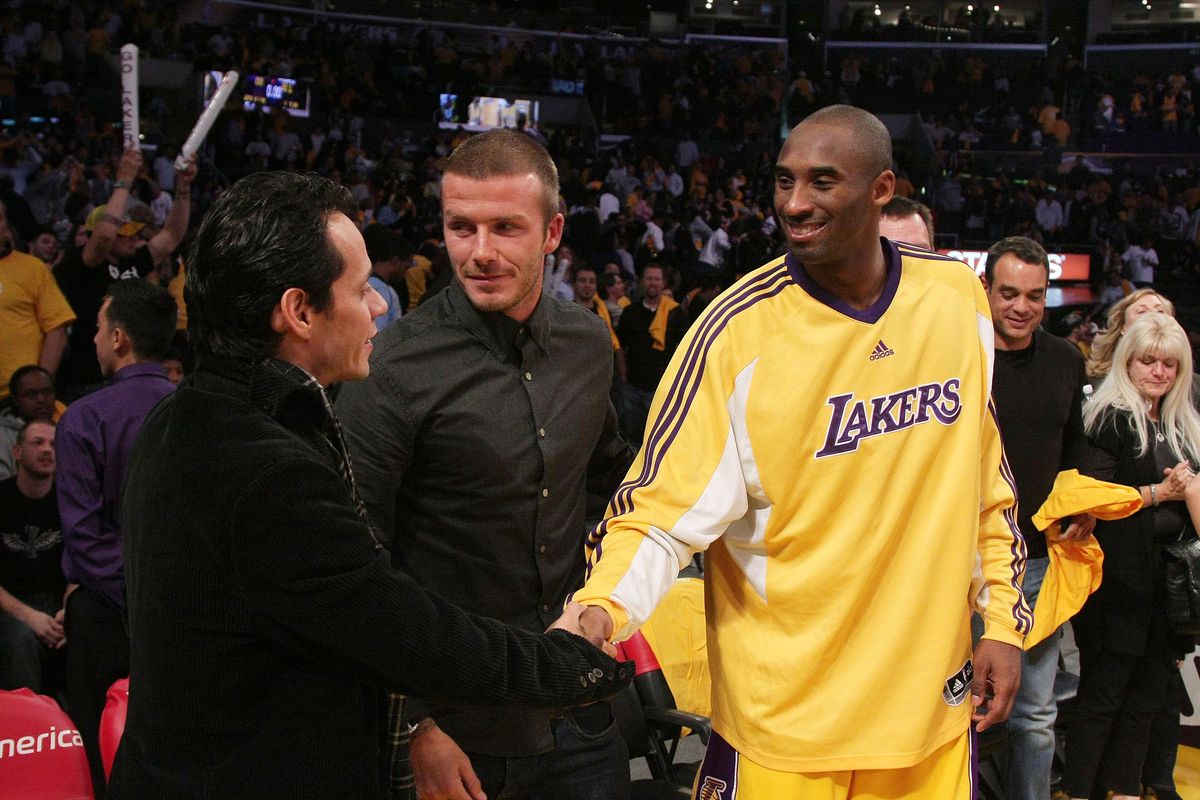 LOS ANGELES, CA - NOVEMBER 05:  (L-R) Marc Anthony, David Beckham and Kobe Bryant meet at the Los Angeles Lakers vs Los Angeles Clippers game at the Staples Center on November 5, 2008 in Los Angeles, California.  (Photo by Noel Vasquez/Getty Images) 