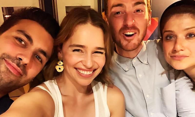 Emilia Clarke selfie con sus amigos