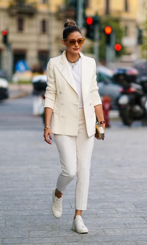 Olivia Palermo con traje de pantalones cropped y blazer blanco