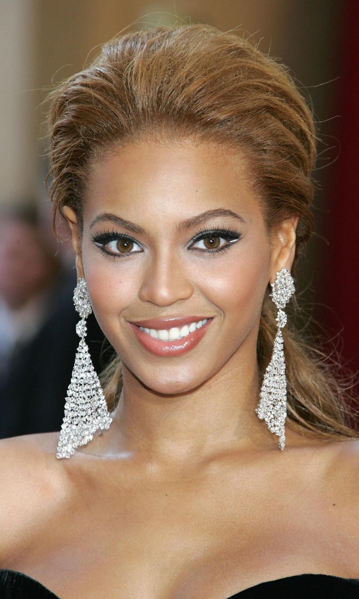 Beyonce in Lorraine Schartz earrings at the 2005 Oscars