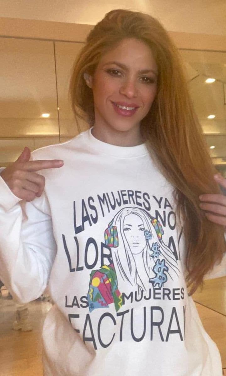 Shakira wearing sweater with the lyrics, las mujeres no lloran, las mujeres facturan