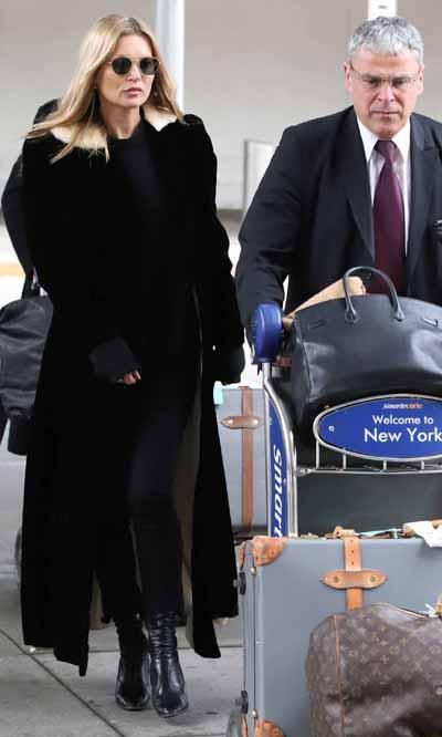 Kate moss in total black at the airport