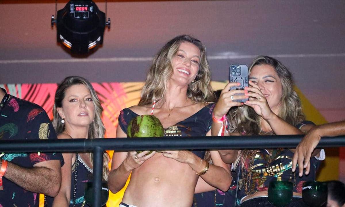 Supermodel Gisele Bundchen is enjoying the single life with a fun night at Rio de Janeiro's world-famous Carnival.