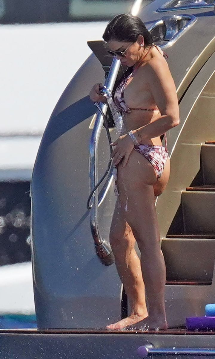 Lauren Sanchez shows off her great figure on a Yacht in in St. Barts