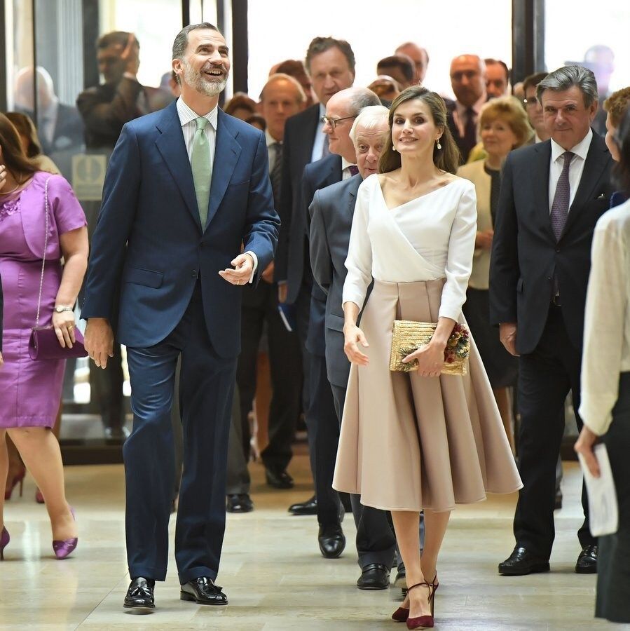 On the final day of her state visit to the UK in July 2017, Queen Letizia looked a picture of elegance, all while making a very down-to-earth fashion statement by choosing to wear a skirt by <b>Topshop</B>.
Photo: Getty Images
