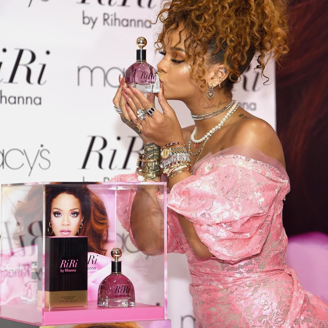 Presentacion of the fragrance RiRi By Rihanna at the center of Macy's in Brooklyn