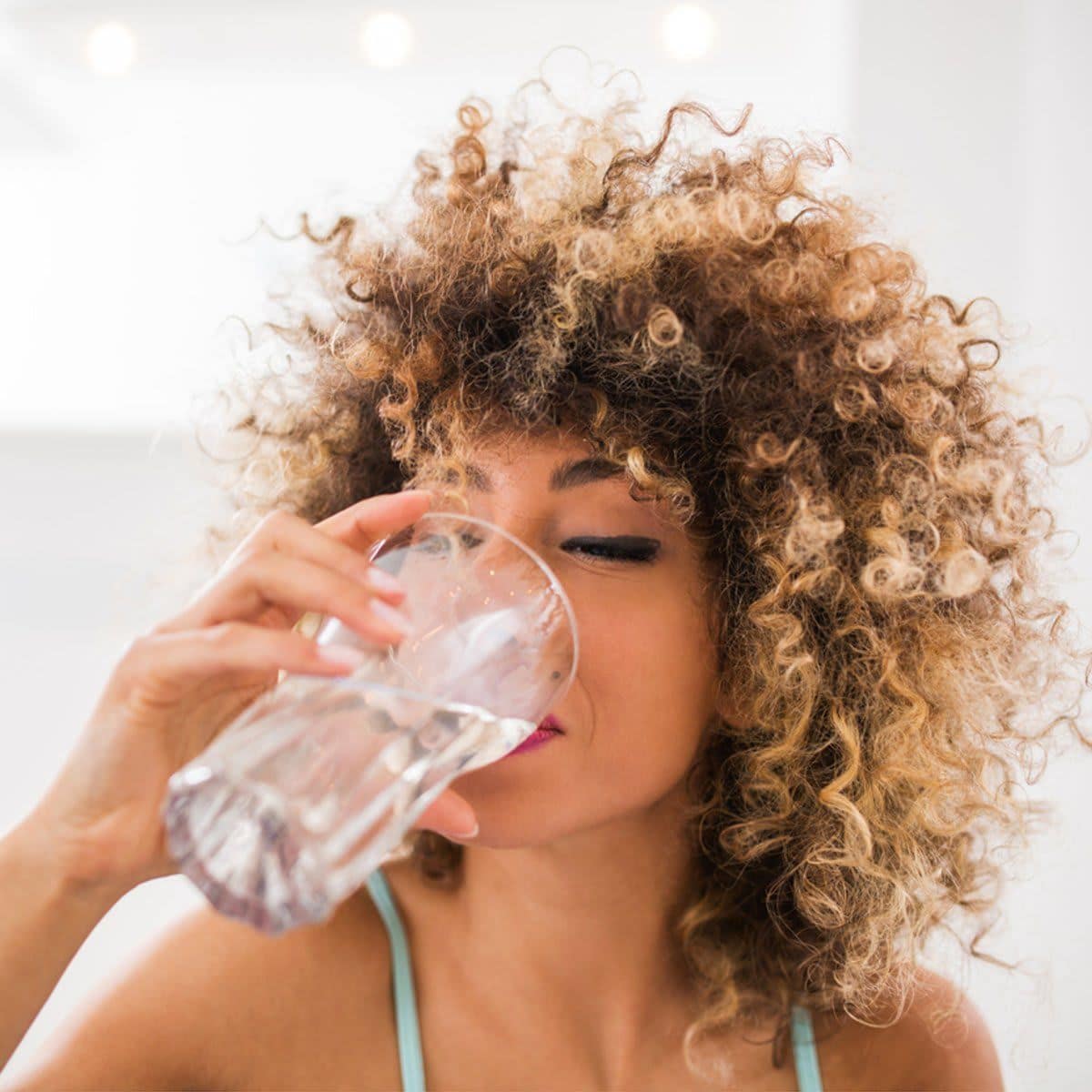 Mujer bebiendo agua