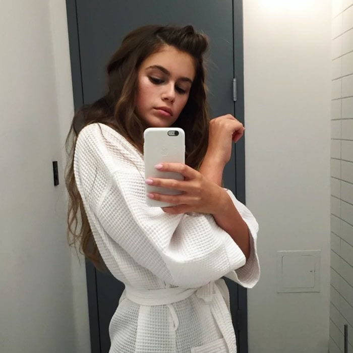 1. <a href="https://us.hellomagazine.com/tags/1/kaia-gerber/"><strong>Kaia Gerber</strong></a> takes mirror selfies.
<br>
Photo: Instagram/@kaiagerber