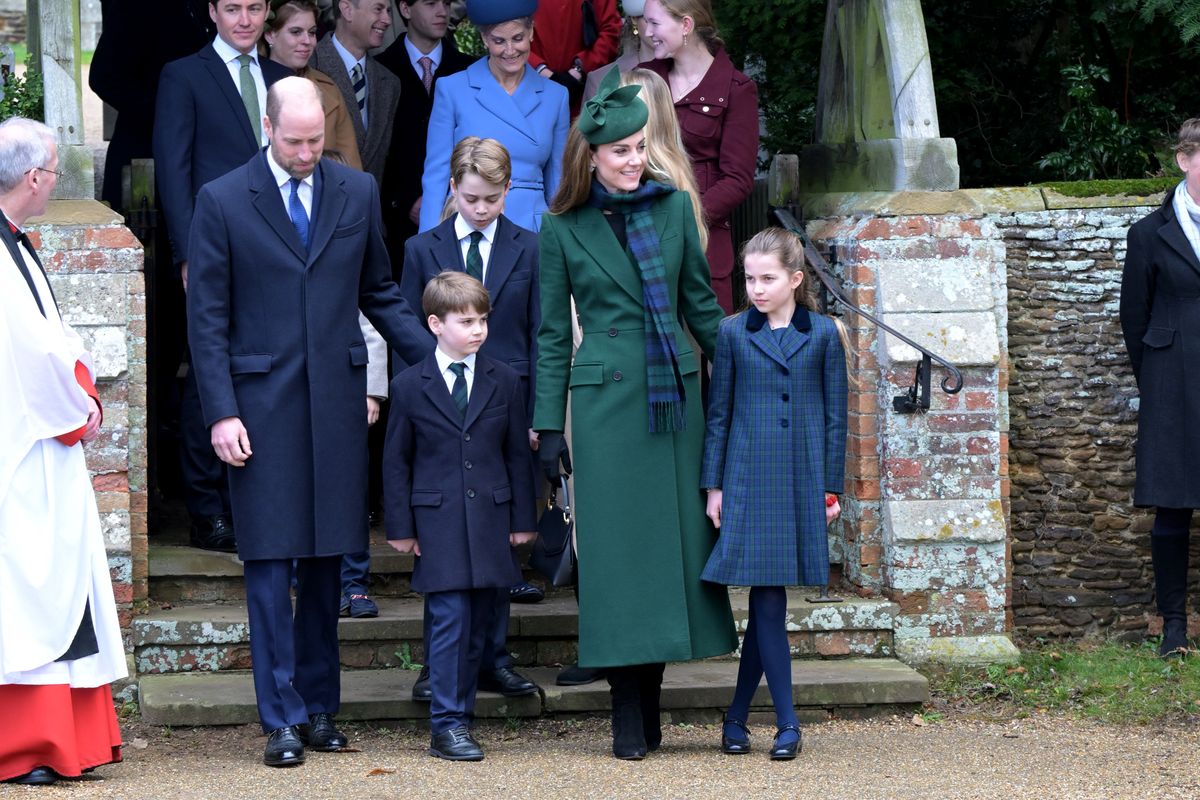 SANDRINGHAM, NORFOLK - 25 DE DICIEMBRE: El Príncipe Guillermo, Príncipe de Gales, el Príncipe Luis de Gales, el Príncipe Jorge de Gales, la Princesa Catalina, la Princesa de Gales y la Princesa Charlotte de Gales asisten al Servicio Matutino de Navidad de 2024 en la Iglesia de Santa María Magdalena el 25 de diciembre. 2024 en Sandringham, Norfolk. (Foto de Jordan Peck/Getty Images)