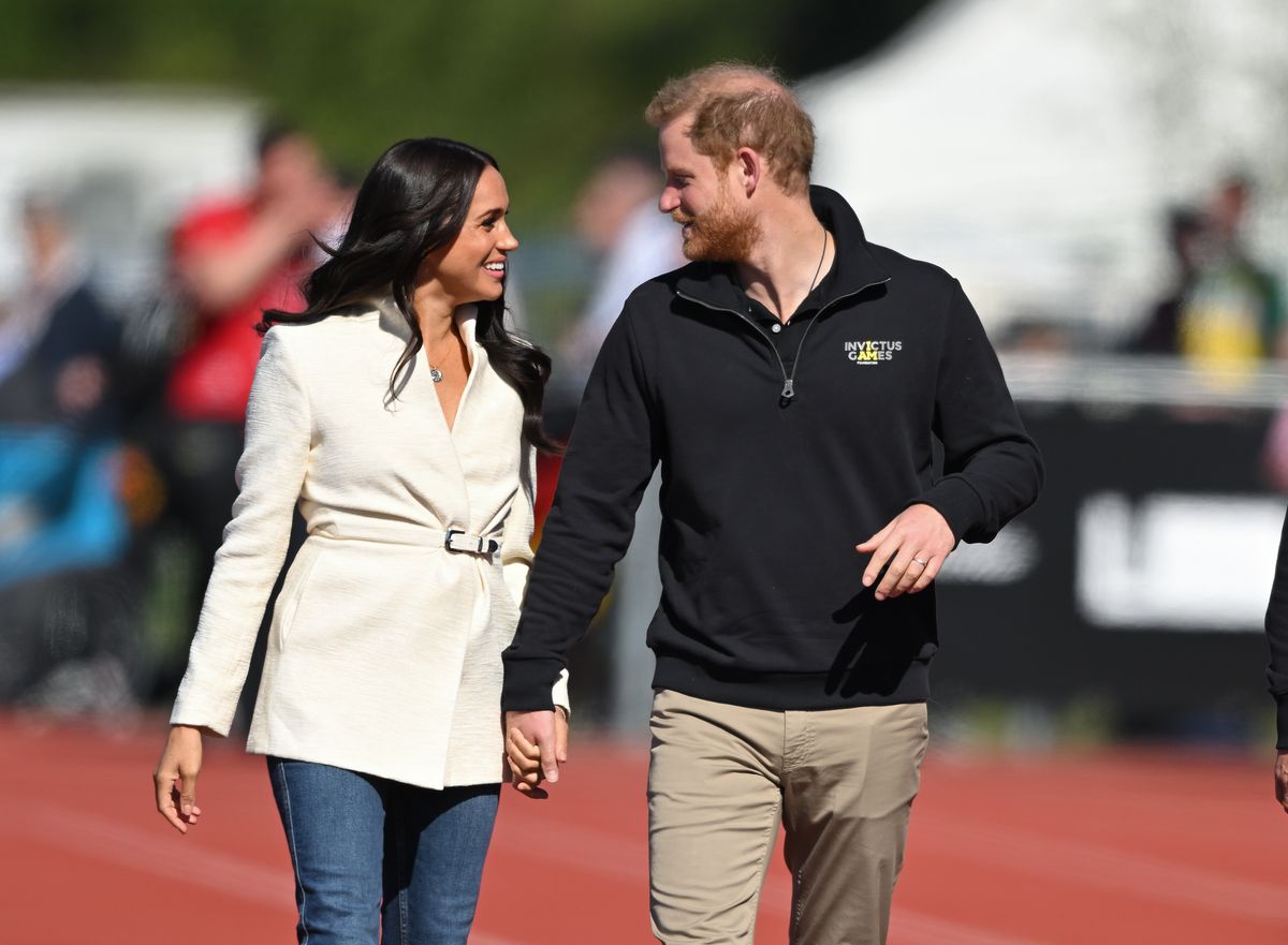  Prince Harry, Duke of Sussex and Meghan, Duchess of Sussex attend the athletics event during the Invictus Games at Zuiderpark on April 17, 2022 in The Hague, Netherlands. (Photo by Karwai Tang/WireImage)