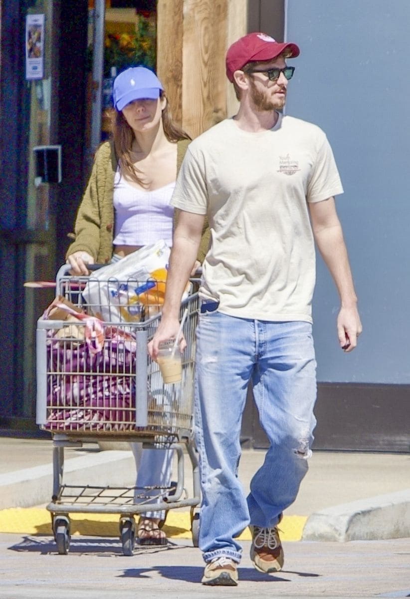 Photo © 2025 Backgrid/The Grosby Group

PREMIUM EXLUSIVE 
Malibu, CA. March 15, 2025.

Actor Andrew Garfield and actress Monica Barbaro step out in Malibu to purchase some weekend essentials together. The two are spotted after sparking dating rumors over Oscars weekend as they left the award show together and attended an after party arriving in the same car.
***
El actor Andrew Garfield y la actriz Monica Barbaro salen a Malibú a comprar algunos artículos esenciales para el fin de semana. Ambos fueron vistos tras desatar rumores de noviazgo durante el fin de semana de los Oscar, saliendo juntos de la entrega de premios y asistiendo a una fiesta posterior, llegando en el mismo coche.