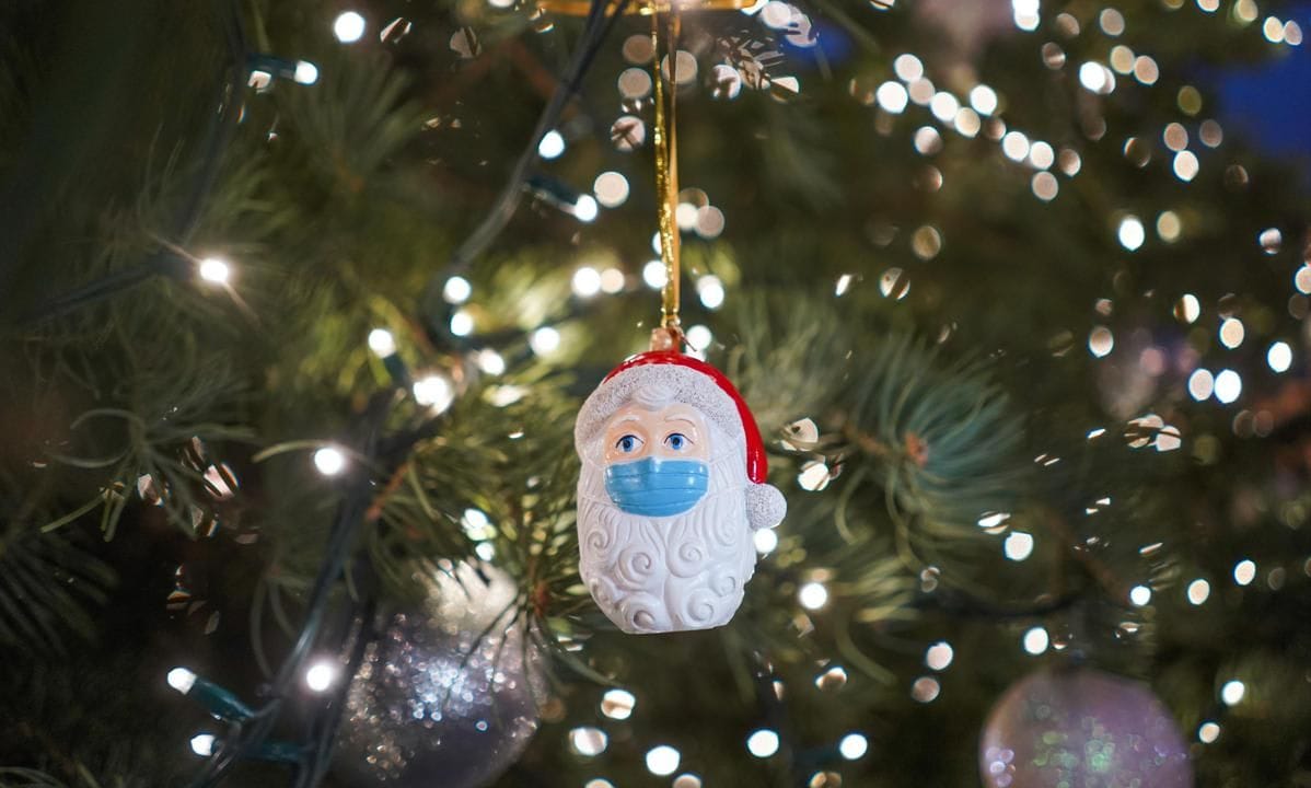 Christmas decoration: Santa Claus with mouth guard