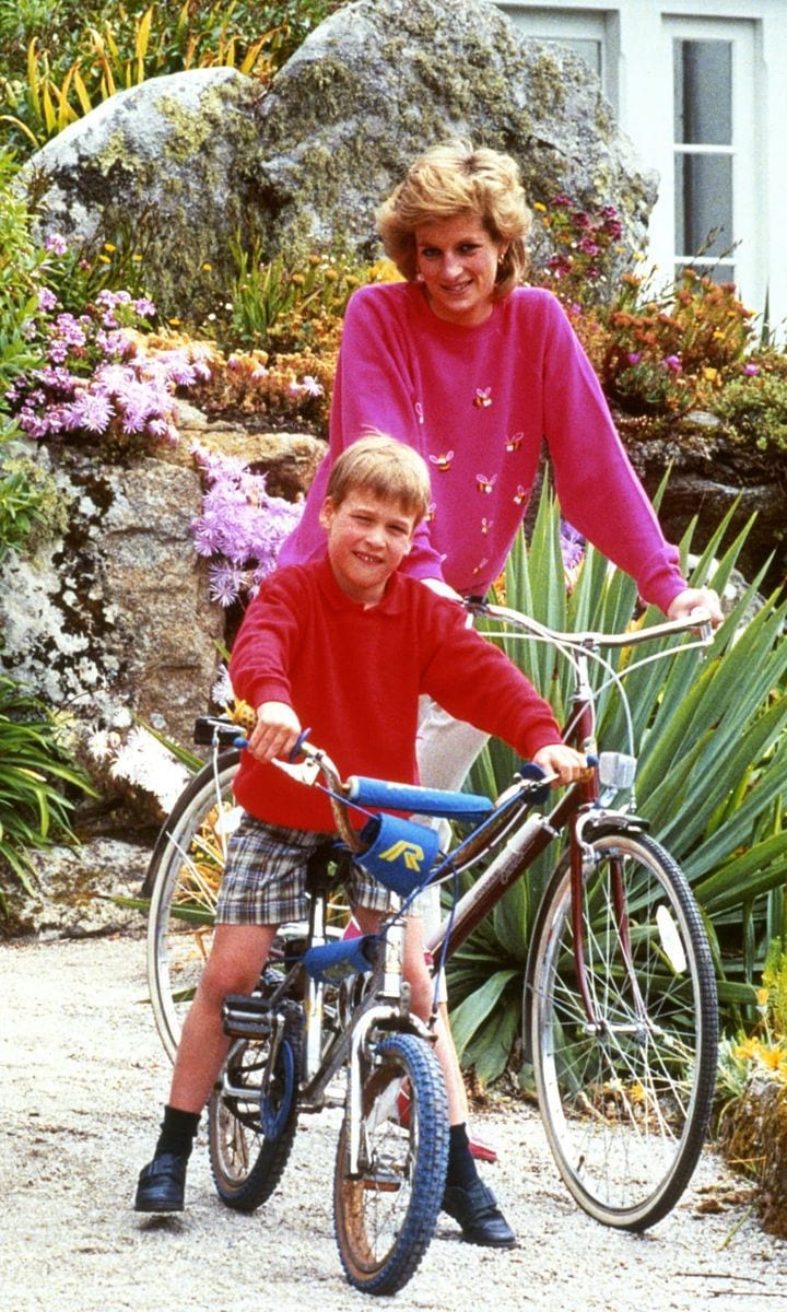 Prince William went cycling with his family in Tresco back in 1989