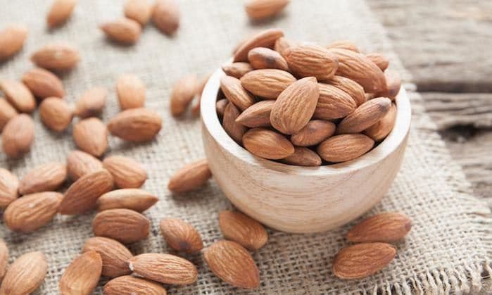 Almendras en una taza