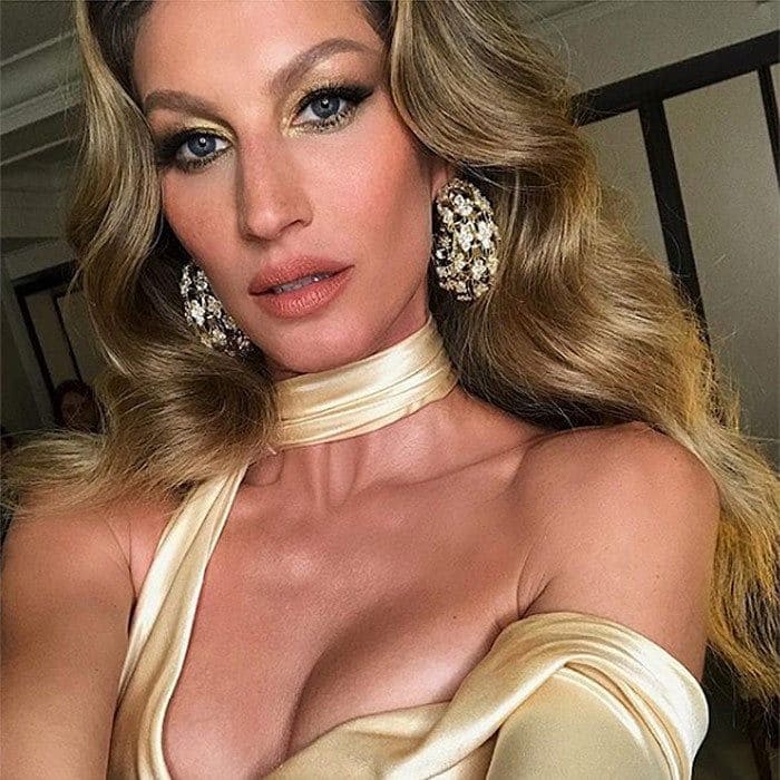 Supermodel Gisele was definitely ready for her close-up! She also gave a shout out to the extensive team who helped her look so flawless. "Ready to go! Thank you @versace for working so hard to make me an eco dress. The fabric and lining used are both 100% organic silk ecologically dyed, the threads are 100% organic cotton and everything is certificated as GOTS: Global Organic Textile Standard. Thank you to my super team @hungvanngo @davidvoncannon @georgecortina and @deborahlippman for getting me ready for tonight! "
Photo: Instagram/@gisele